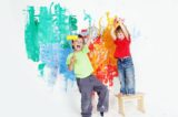 Lưu một mặt tường cho con trẻ vẽ tranh, đây chính là muốn huấn luyện cơ bắp cho con. (Ảnh: Shutterstock)