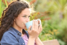Những người uống trà có thể giảm nguy cơ bị tim mạch và có sức khỏe tốt hơn. (Ảnh: Antonio Guillem/Shutterstock)