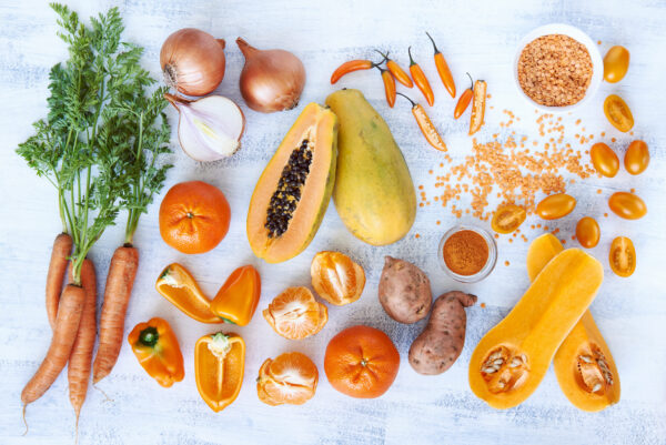Cha mẹ đã không nói dối về cà rốt: trái cây và rau củ màu cam rất tốt cho mắt và thị lực. (Ảnh: Daxiao Productions/Shutterstock)