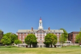 Đại học Harvard, với một khoản quyên góp khoảng 41.9 tỷ dollar, được nghiên cứu kỹ lưỡng trong cuốn sách của tác giả Charlie Kirk “The College Scam: How America's Universities Are Bankrupting and Brainwashing Away the Future of America's Youth” (Sự Dối Trá Của Giáo Dục Đại Học: Các Trường Đại Học Của Mỹ Quốc Đang Phá Sản và Tẩy Não Tương Lai Của Giới Trẻ Mỹ Như Thế Nào). (Ảnh: Jorge Salcedo/Shutterstock)