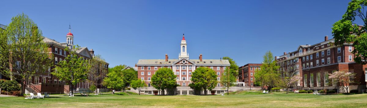 Đại học Harvard, với một khoản quyên góp khoảng 41.9 tỷ dollar, được nghiên cứu kỹ lưỡng trong cuốn sách của tác giả Charlie Kirk “The College Scam: How America's Universities Are Bankrupting and Brainwashing Away the Future of America's Youth” (Sự Dối Trá Của Giáo Dục Đại Học: Các Trường Đại Học Của Mỹ Quốc Đang Phá Sản và Tẩy Não Tương Lai Của Giới Trẻ Mỹ Như Thế Nào). (Ảnh: Jorge Salcedo/Shutterstock)