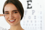 Các nghiên cứu cho thấy COVID-19 có thể ảnh hưởng đến sức khỏe của mắt, gây ra các triệu chứng như khô mắt và mờ mắt. (Shutterstock)