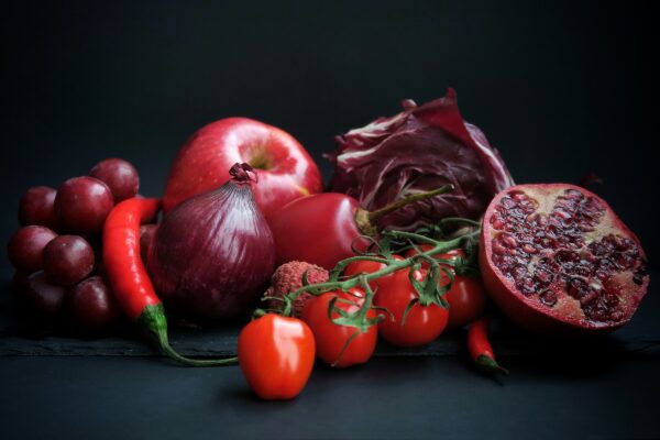 Trái cây và rau củ màu đỏ có chứa các chất chống oxy hóa. (Ảnh: Jana Kollarova/Shutterstock)