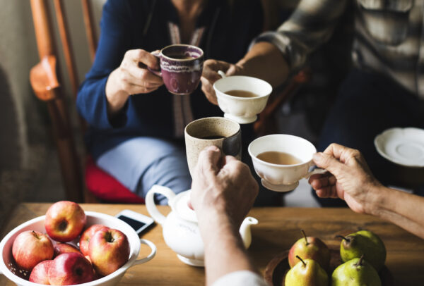 Chia sẻ một tách trà có thể gỡ rối cho mọi vấn đề. (Ảnh: Rawpixel.com/Shutterstock)