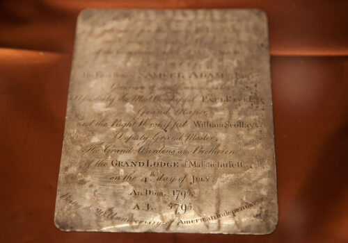 Một tấm bảng bằng bạc do ông Paul Revere khắc, những đồng xu bằng bạc và bằng đồng, cũng như nhiều tờ báo đã được tìm thấy trong một chiếc hộp thời gian năm 1795 được Thống đốc Samuel Adams, ông Paul Revere và Đại tá William Scollay đặt bên dưới viên đá đầu tiên của Tòa nhà Quốc hội tiểu bang. (Ảnh: Kayana Szymczak/Getty)