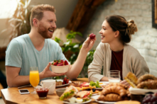 Hãy trân trọng bữa ăn và những người cùng ăn với bạn. Nhiều nghiên cứu tiết lộ lòng biết ơn có tác dụng lâu dài đối với bộ não. (Ảnh: Drazen Zigic/Shutterstock)