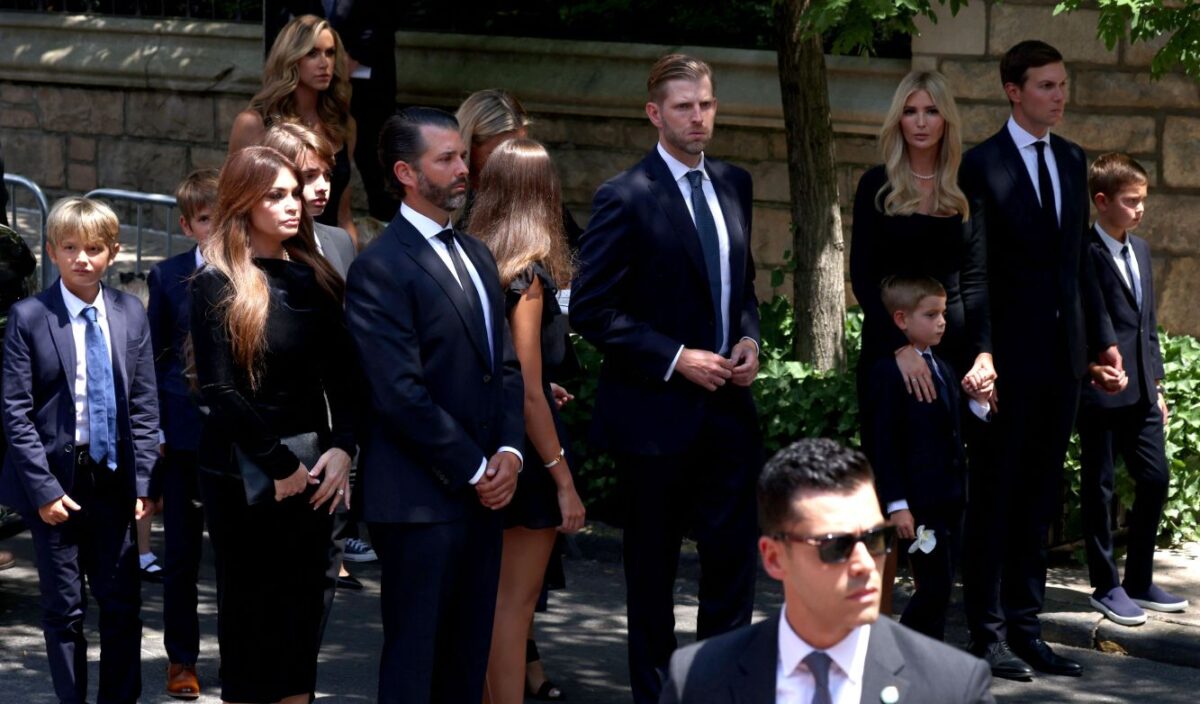 (Trái sang phải) bà Kimberly Guilfoyle, ông Donald Trump Jr, Eric Trump, bà Ivanka Trump, và ông Jared Kushner đến dự lễ tang của bà Ivana Trump ở New York, hôm 20/07/2022. (Ảnh: Yuki Iwamura/AFP qua Getty Images)