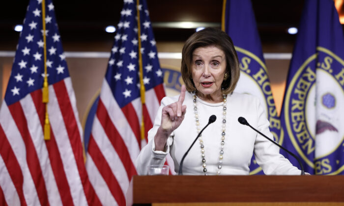 Chủ tịch Hạ viện Nancy Pelosi (Dân Chủ-California) tại Hoa Thịnh Đốn hôm 01/12/2022. (Ảnh: Anna Moneymaker/Getty Images)