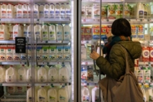 Các mặt hàng sữa tại một siêu thị ở Thành phố New York hôm 14/12/2022. (Ảnh: Yuki Iwamura/AFP/Getty Images)