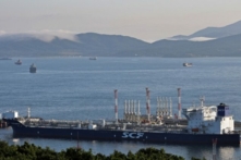 Ảnh chụp từ trên cao cho thấy tàu chở dầu Vladimir Arsenyev tại cảng dầu thô Kozmino trên bờ Vịnh Nakhodka gần thành phố cảng Nakhodka, Nga, hôm 12/08/2022. (Ảnh: Tatiana Meel/Reuters)