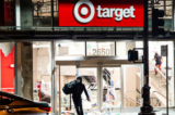 Một kẻ cướp bóc cướp một cửa hàng Target ở Oakland, California, trong một bức ảnh tư liệu. (Ảnh: Josh Edelson/AFP qua Getty Images)