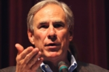 Thống đốc Texas Greg Abbott nói chuyện trong một cuộc họp báo về vụ xả súng hàng loạt tại trường trung học Uvalde ở Uvalde, Texas, hôm 27/05/2022. (Ảnh: Michael M. Santiago/Getty Images)