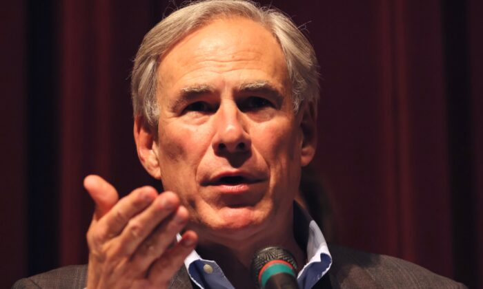 Thống đốc Texas Greg Abbott nói chuyện trong một cuộc họp báo về vụ xả súng hàng loạt tại trường trung học Uvalde ở Uvalde, Texas, hôm 27/05/2022. (Ảnh: Michael M. Santiago/Getty Images)