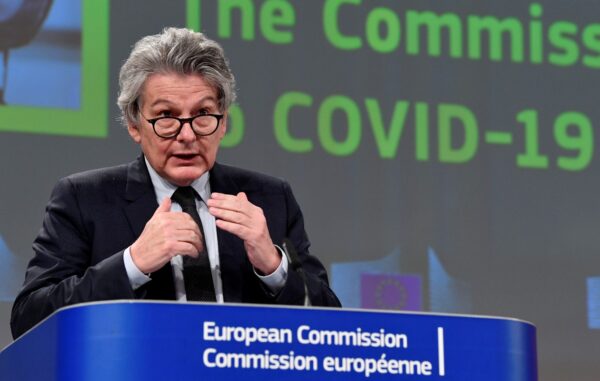 Ông Thierry Breton, ủy viên EU về thị trường nội khối và bảo vệ người tiêu dùng, công nghiệp, nghiên cứu và năng lượng, trình bày trong một cuộc họp báo tại trụ sở chính của EU ở Brussels, Bỉ, vào ngày 17/03/2021. (Ảnh: John Thys/Pool qua Reuters)