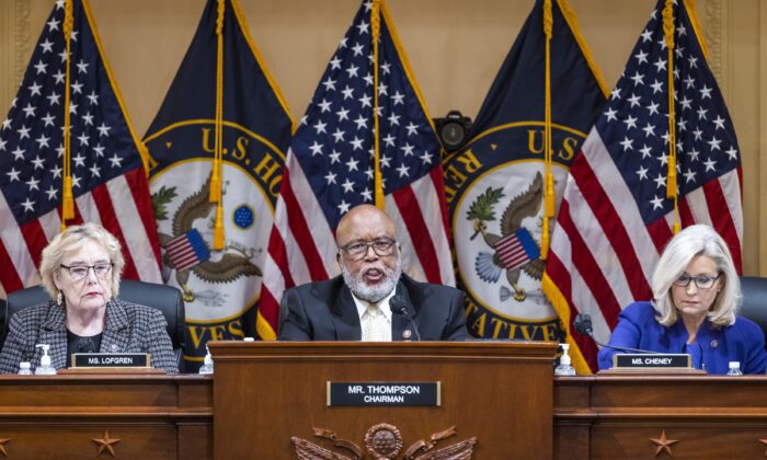 Từ trái sang phải, Dân biểu Zoe Lofgren (Dân Chủ-California), Dân biểu Bennie Thompson (Dân Chủ-Missouri) và Dân biểu Liz Cheney (Cộng Hòa-Wyoming) trong phiên điều trần của ủy ban 06/01 của Hạ viện tại Hoa Thịnh Đốn hôm 19/12/2022. (Ảnh: Jim Lo Scalzo/Pool/Getty Images)