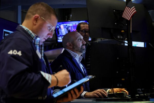 Các nhà giao dịch làm việc trên sàn của Sở giao dịch chứng khoán New York (NYSE) tại thành phố New York hôm 07/10/2022. (Ảnh: Brendan McDermid/Reuters)
