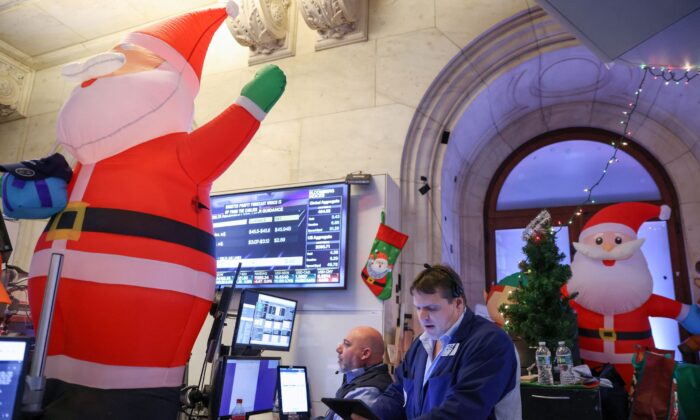 Các nhà giao dịch làm việc trên sàn giao dịch tại Sở giao dịch chứng khoán New York (NYSE) ở Thành phố New York hôm 14/12/2022. (Ảnh: Andrew Kelly/Reuters)
