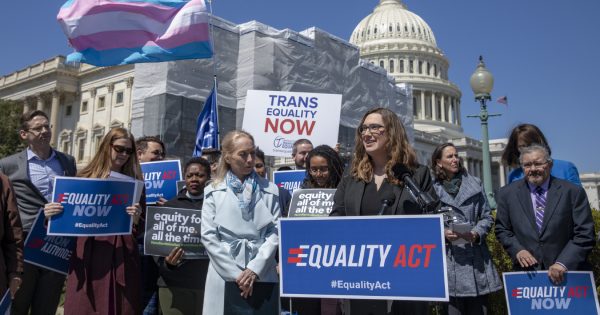 Bà Sarah McBride, thư ký báo chí quốc gia của Human Rights Collation, trình bày về việc giới thiệu Đạo luật Bình đẳng, một dự luật toàn diện về không phân biệt đối xử với LGBTQ, tại Điện Capitol ở Hoa Thịnh Đốn vào ngày 01/04/2019. (Ảnh: Tasos Katopodis/Getty Images)