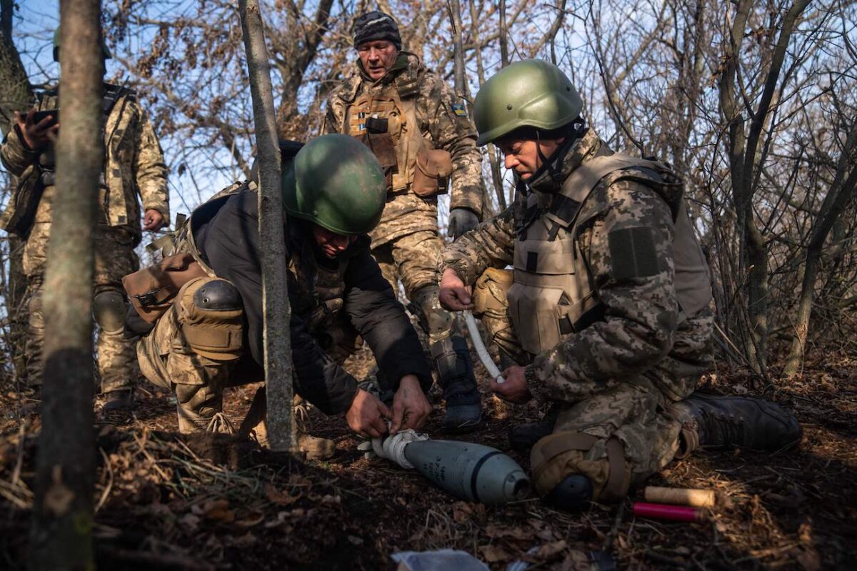 Trong cuộc xâm lược của Nga vào Ukraine, các binh sĩ Ukraine từ lữ đoàn 68 chuẩn bị bắn đạn cối 120mm từ bệ phóng súng cối vào một vị trí dọc chiến tuyến ở vùng Donetsk, hôm 9/12/2022. (Ảnh: Ihor Tkachov/AFP qua Getty Images)