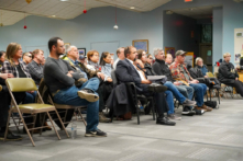 Khán giả lắng nghe tại hội thảo “Thức tỉnh trước mối đe dọa của ĐCSTQ” ở Middletown, New York, hôm 08/12/2022. (Ảnh: Cara Ding/The Epoch Times)