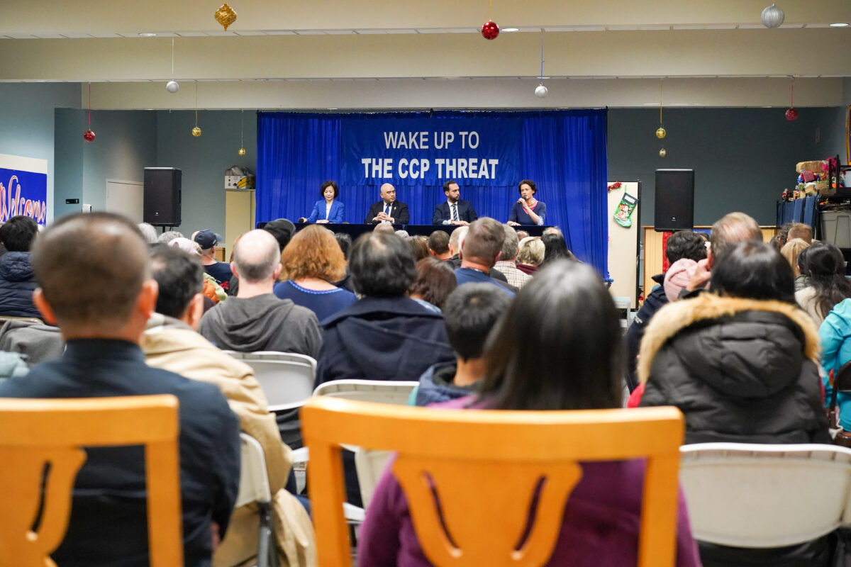 (Từ phải sang trái) Bà Kay Rubacek, ông Chris Chappell, ông Lâm Hiểu Húc (Sean Lin) và người điều hành cuộc thảo luận Jenny Chang tại hội thảo “Thức tỉnh trước mối đe dọa của ĐCSTQ” ở Middletown, New York, hôm 08/12/2022. (Ảnh: Cara Ding/The Epoch Times)