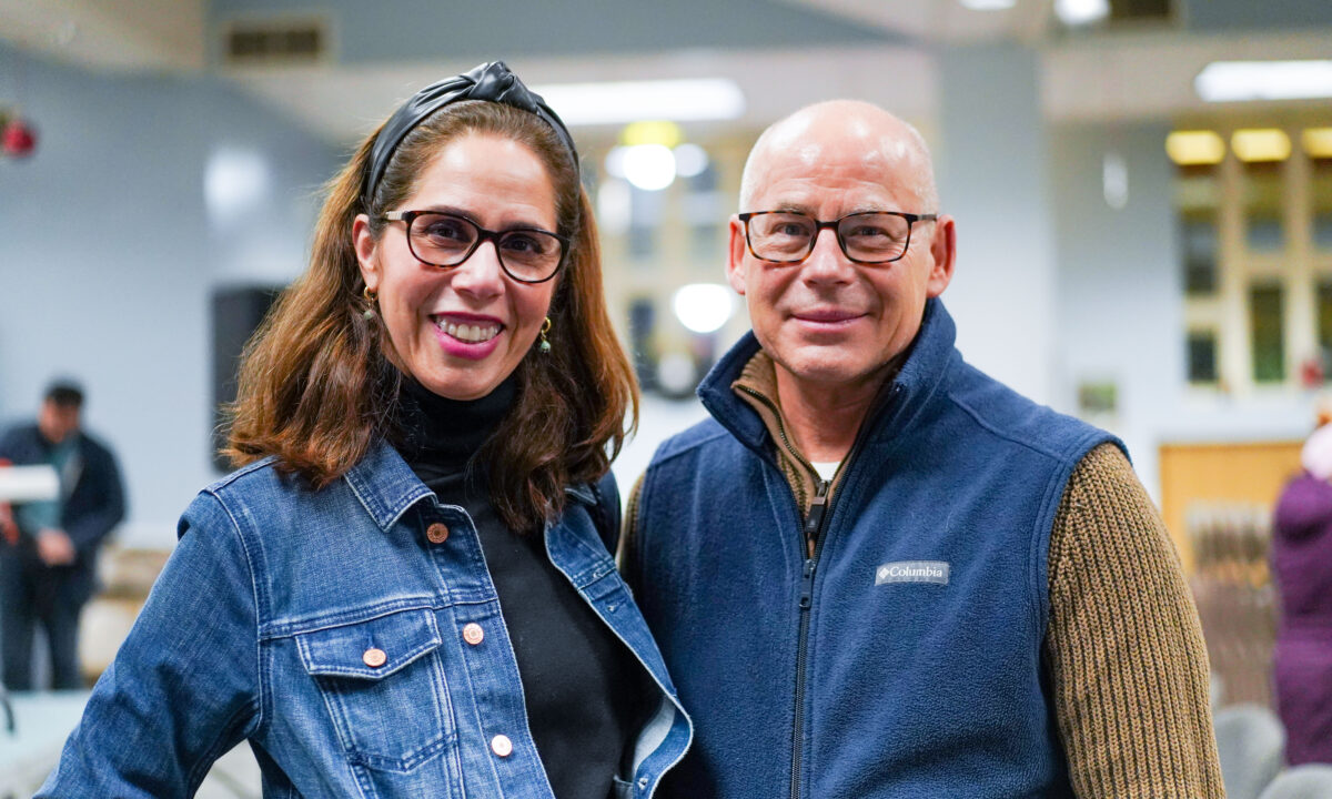 Bà Sandra Santana (trái) và ông Ed Soltys tại hội thảo “Thức tỉnh trước mối đe dọa của ĐCSTQ” ở Middletown, New York, hôm 08/12/2022. (Ảnh: Cara Ding/The Epoch Times)