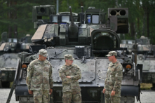 Các binh sĩ của Lữ đoàn Biệt kích số 1 của Lục quân Hoa Kỳ đứng trước xe tăng tại khu huấn luyện Grafenwoehr gần Grafenwoehr, Đức, hôm 13/07/2022. (Ảnh: Lennart Preiss/Getty Images)