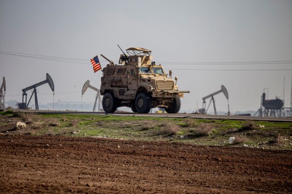 Một phương tiện quân sự của Hoa Kỳ đang tuần tra ở vùng nông thôn gần thị trấn Qamishli, Syria, hôm 04/12/2022. (Ảnh: Baderkhan Ahmad/AP Photo)
