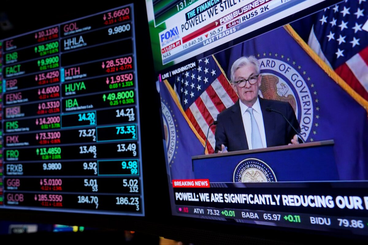Các nhà giao dịch làm việc trên sàn tại Sở giao dịch chứng khoán New York trong lúc Chủ tịch Cục Dự trữ Liên bang Jerome Powell nói chuyện sau khi thông báo tăng lãi suất hôm 02/11/2022. (Ảnh: Seth Wenig/AP Photo)