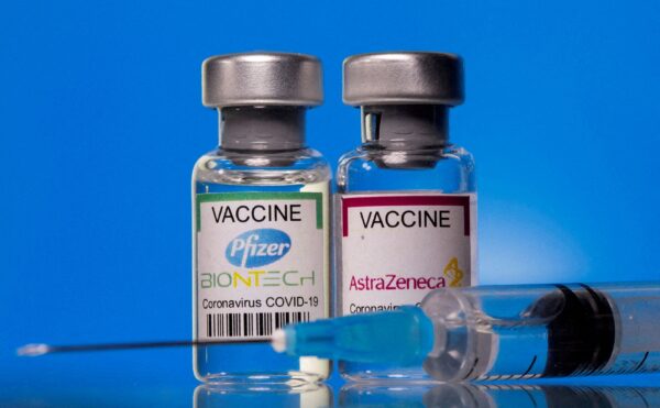 Các lọ vaccine COVID-19 có nhãn Pfizer-BioNTech và AstraZeneca được nhìn thấy trong hình minh họa được chụp vào ngày 19/03/2021 này. (Ảnh: Dado Ruvic/Reuters)