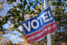 Một tấm bảng hiệu của Đảng Dân Chủ khuyến khích mọi người bỏ phiếu trong cuộc tổng tuyển cử giữa kỳ được nhìn thấy ở Philadelphia hôm 07/11/2022. (Ảnh: Mark Makela/Getty Images)