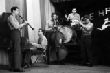 Ban nhạc Thủy quân Lục chiến của ông Lindy tại Trung Quốc: (từ trái sang) ông Orlando Tognazzi, ông Jack Shaffer, ông “Stretch” Hall, và ông Lindy chơi trống. Người chơi kèn trumpet chưa biết tên.