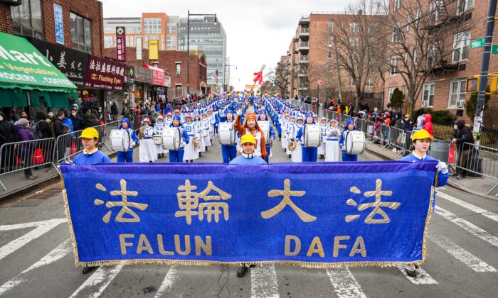 New York: Học viên Pháp Luân Công gửi thông điệp đến thế giới trong cuộc diễn hành mừng năm mới