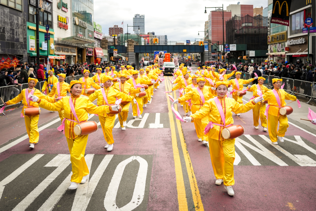 6 Các học viên Pháp Luân Công tham gia cuộc Diễn hành mừng Tết Nguyên Đán ở khu Flushing, New York, hôm 21/01/2023. (Ảnh: Samira Bouaou/The Epoch Times)