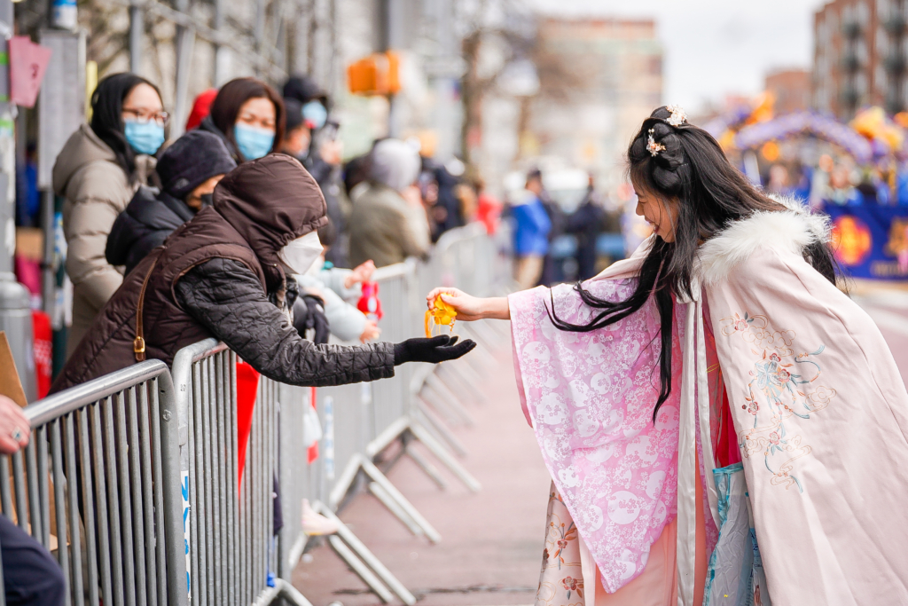 3 Các học viên Pháp Luân Công tham gia cuộc Diễn hành mừng Tết Nguyên Đán ở khu Flushing, New York, hôm 21/01/2023. (Ảnh: Samira Bouaou/The Epoch Times)