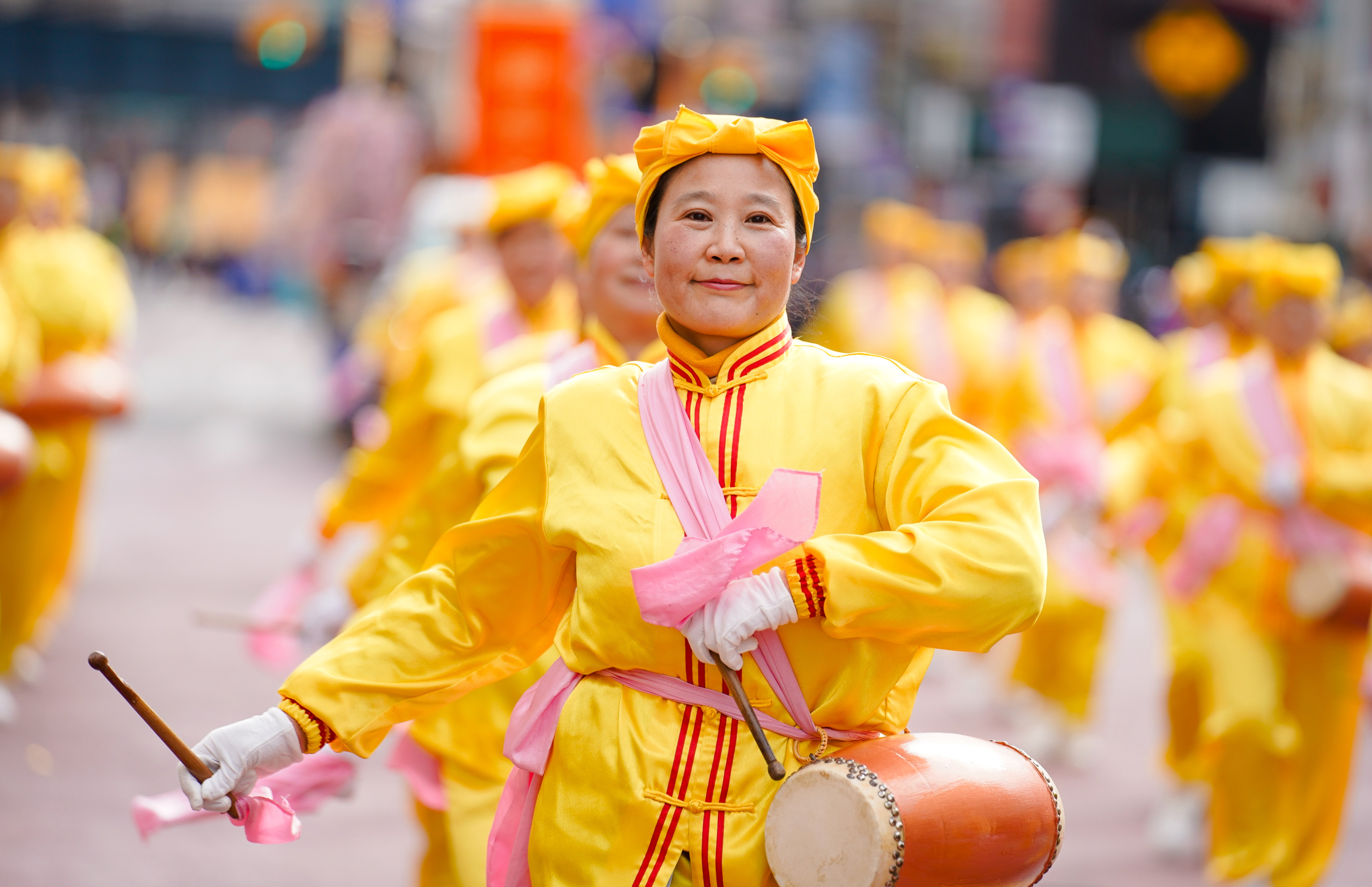 24 Các học viên Pháp Luân Công tham gia cuộc Diễn hành mừng Tết Nguyên Đán ở khu Flushing, New York, hôm 21/01/2023. (Ảnh: Samira Bouaou/The Epoch Times)