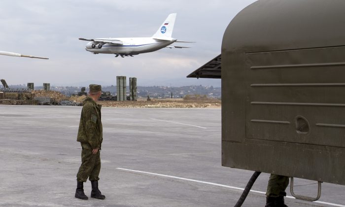 Một chiếc phi cơ vận tải An-124 Ruslan của Nga cất cánh từ căn cứ không quân Hemeimeem ở Syria, ngày 16/12/2015. (Ảnh: Vadim Savitsky/Dịch vụ Báo chí Bộ Quốc phòng Nga thông qua AP, Ảnh tư liệu)