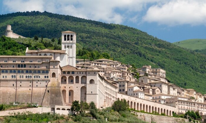Nơi vẻ đẹp và sự huyền bí hội ngộ: Vương cung thánh đường Thánh Francis ở thành Assisi