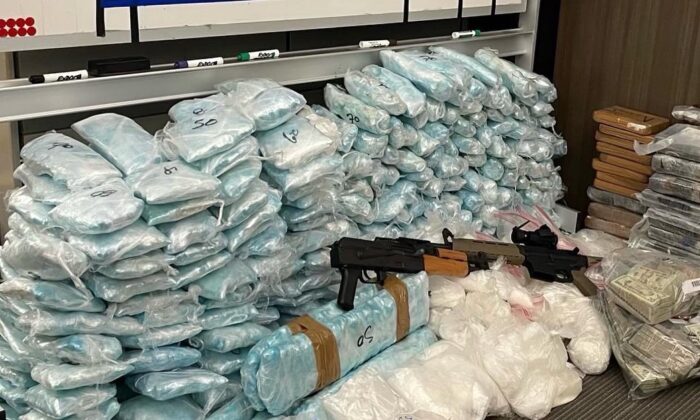 Fentanyl, súng, và tiền mặt bị Lực lượng Chống Ma túy (DEA) của Los Angeles tịch thu. (Ảnh: Đăng dưới sự cho phép của DEA Los Angeles)