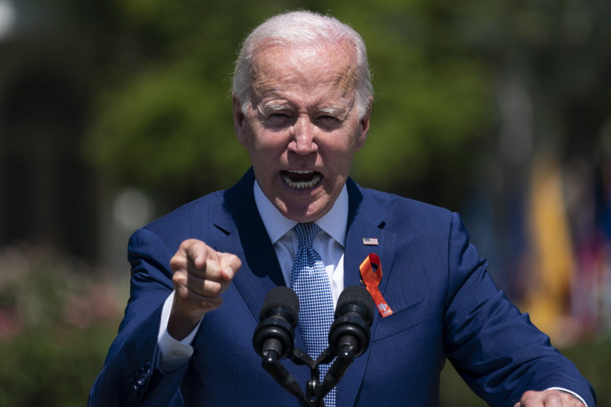 Tổng thống Joe Biden nói chuyện trong một sự kiện kỷ niệm việc thông qua “Đạo luật Cộng đồng An toàn hơn của Lưỡng đảng” (Bipartisan Safer Communities Act), một đạo luật nhằm giảm bạo lực súng đạn, tại Hoa Thịnh Đốn hôm 11/07/2022. (Ảnh: Evan Vucci/AP Photo)