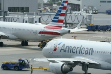 Phi cơ chở khách của American Airlines chuẩn bị khởi hành, gần một nhà ga tại phi trường quốc tế Boston Logan ở Boston vào ngày 21/07/2021. (Ảnh: Steven Senne/AP Photo)