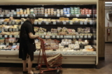 Một người đàn ông mua sắm tại một siêu thị ở New York, hôm 27/07/2022. (Ảnh: Andres Kudacki/AP)