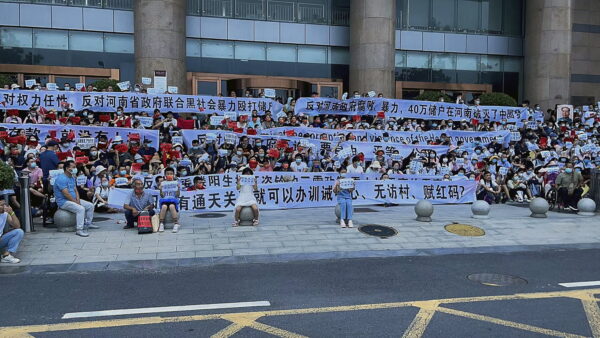 Người biểu tình trước lối vào một chi nhánh của ngân hàng trung ương Trung Quốc tại thành phố Trịnh Châu, thuộc tỉnh Hà Nam, miền trung Trung Quốc, hôm 10/07/2022. (Ảnh: Yang/AP)