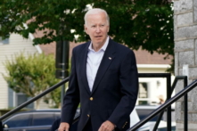 Tổng thống Joe Biden rời Nhà thờ Công giáo La Mã St. Edmond sau khi tham dự một buổi thánh lễ ở Rehoboth Beach, Delaware, hôm 18/06/2022. (Ảnh: Elizabeth Frantz/Reuters)