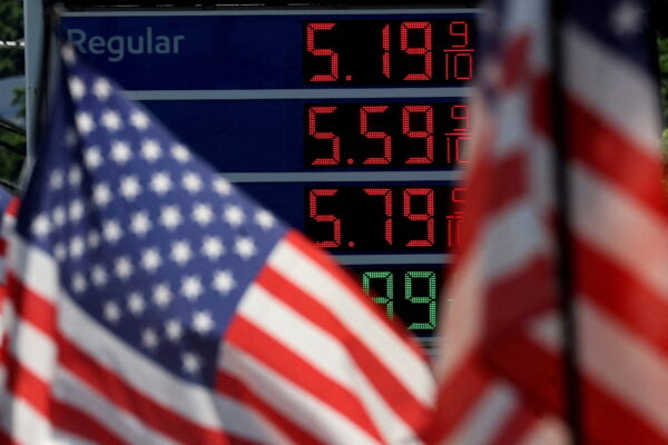 Giá xăng tại một trạm xăng Exxon phía sau một lá cờ Mỹ ở Edgewater, New Jersey, hôm 14/06/2022. (Ảnh: Mike Segar/Reuters)