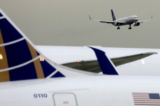 Một phản lực cơ chở khách của hãng hàng không United Airlines hạ cánh tại Phi trường Quốc tế Newark Liberty, New Jersey, vào ngày 06/12/2019. (Ảnh: Chris Helgren/Reuters)