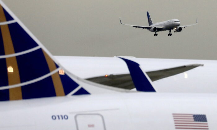 Một phản lực cơ chở khách của hãng hàng không United Airlines hạ cánh tại Phi trường Quốc tế Newark Liberty, New Jersey, vào ngày 06/12/2019. (Ảnh: Chris Helgren/Reuters)