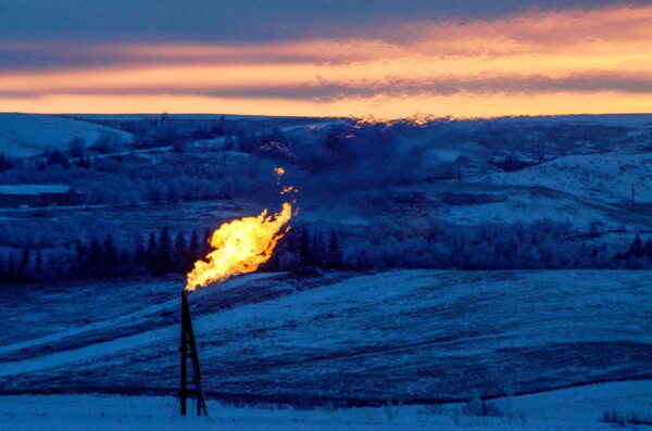 Một ngọn lửa khí đốt tự nhiên trên một giếng dầu bốc cháy khi mặt trời lặn bên ngoài thành phố Watford, North Dakota, vào ngày 21/01/2016. (Ảnh: Andrew Cullen/Reuters)