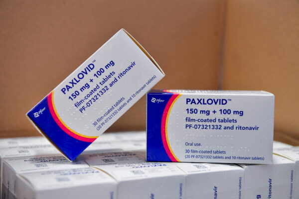 Các hộp thuốc điều trị COVID-19 Paxlovid tại bệnh viện Misericordia ở Grosseto, Ý, vào ngày 08/02/2022. (Ảnh: Jennifer Lorenzini/Reuters)