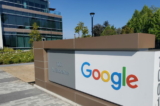 Một tấm biển được chụp bên ngoài văn phòng Google gần trụ sở chính của công ty ở Mountain View, California, vào ngày 08/05/2019. (Ảnh: Paresh Dave/Reuters)